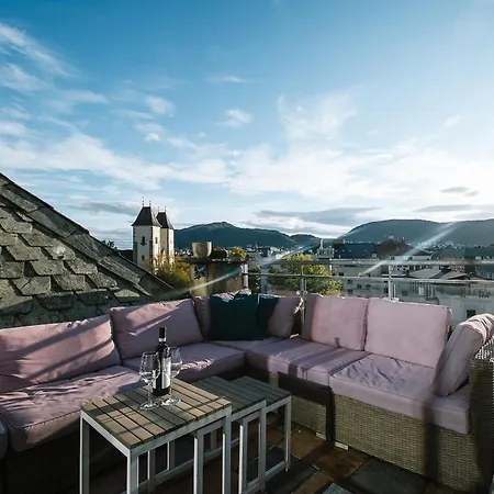 The View - Big In Center *