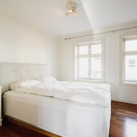 The View - Big In Center *