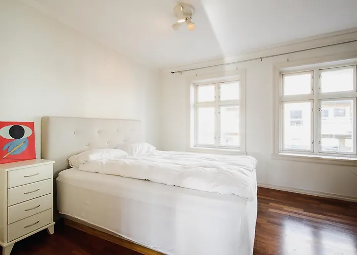 The View - Big In Center *